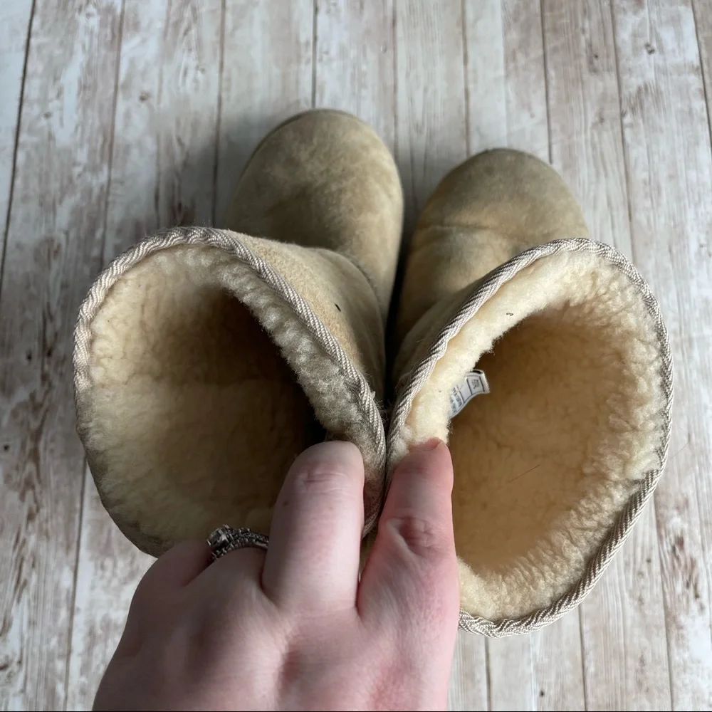 PREOWNED SHORT UGG CLASSIC TAN SHEEP SKIN BOOTS GIRLS SIZE 3